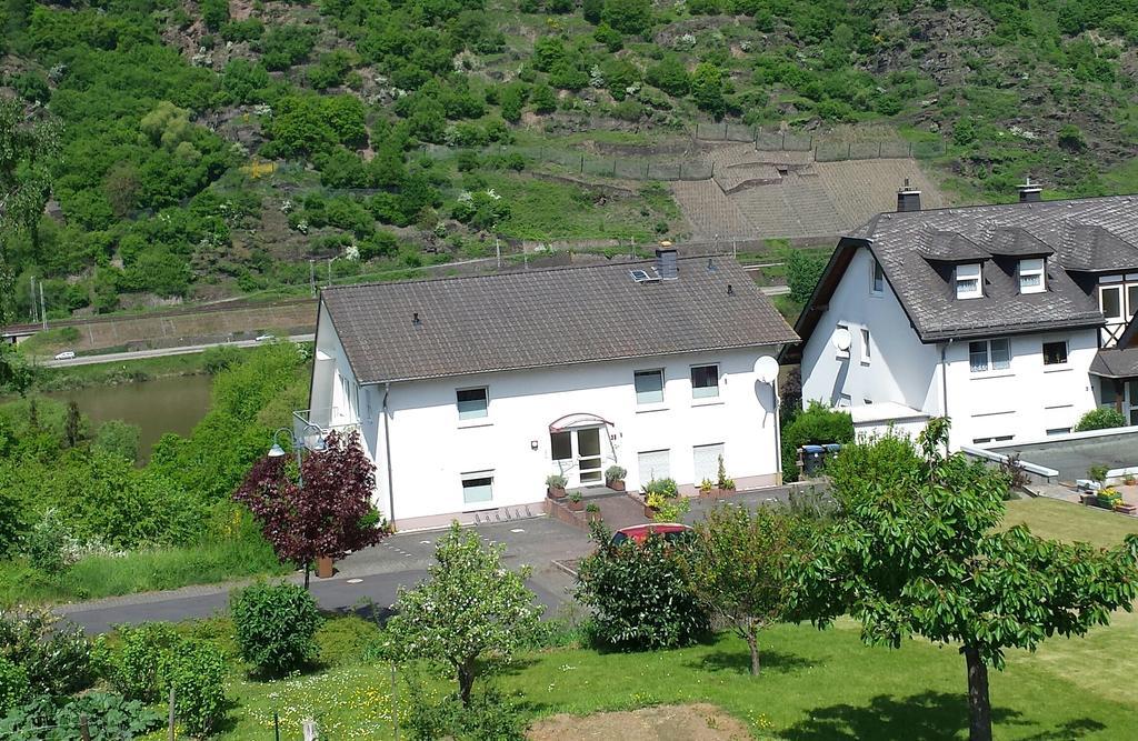 Haus Flora - Ferienwohnungen Cochem Exterior photo